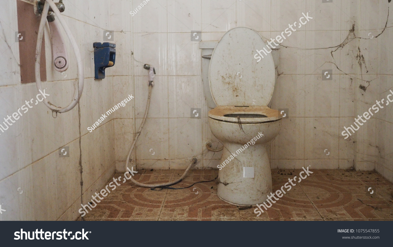 Dream Meaning of Bathing In A Dirty Bathroom